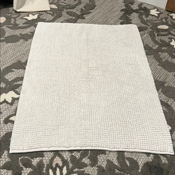 White Bath Mat set of 2 - Picture 3 of 8